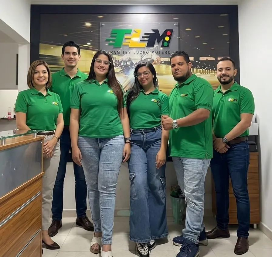 Nosotros 1 Equipo Trámites Lucho Motero especialistas en trámites vehiculares en Medellín